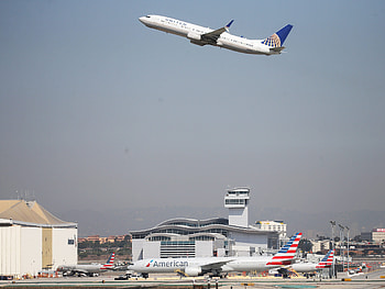 Los Angeles Airport, Person flying with Jetpack, Spotted again, Wabe HD wallpaper