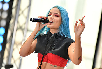 Halsey, Chart-topping success, Music industry spotlight, Pop sensation HD wallpaper