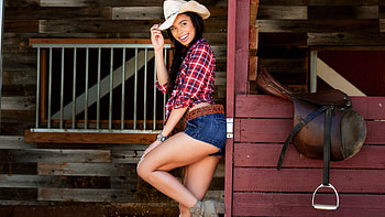 Ranch Happy, barn, brunettes, hats, cowgirls, saddle, boots HD wallpaper