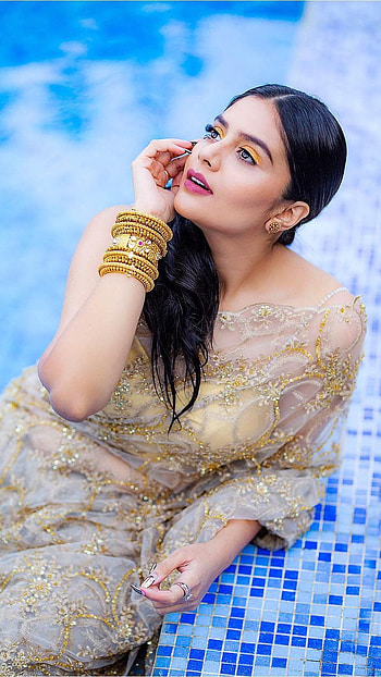 Sreemukhi, telugu actress, model, swimming pool HD phone wallpaper