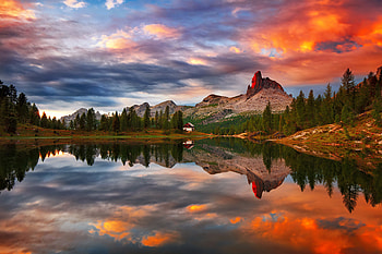 Mountain river, sky, sunset, lake, cabin, mountain, tranquility, river, house, beautiful, serenity, reflection, clouds HD wallpaper