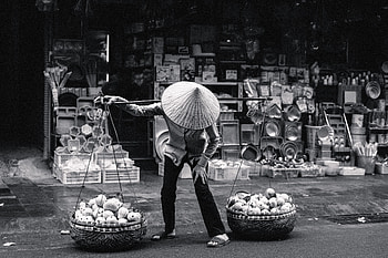 Lady selling fruit in Hanoi’s Old Quarter, Black & White, graphy, people HD wallpaper