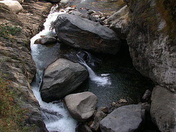 River Deep, wet, steep, deep, water, rocks, vegetation HD wallpaper