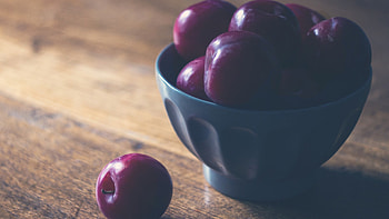 Fruit bowl, Drain plum, Purple plums HD wallpaper