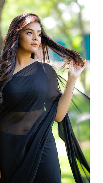 Sreemukhi, telugu actress, model, saree beauty, navel HD phone wallpaper