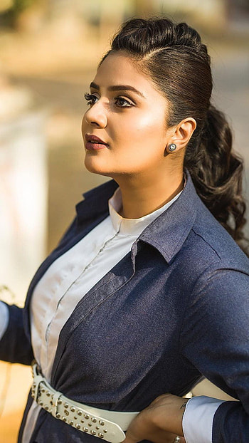 Sreemukhi, telugu actress HD phone wallpaper