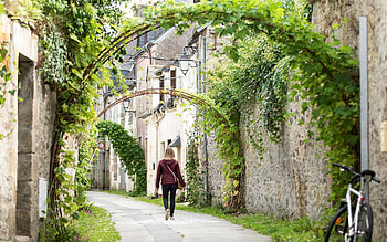 Street in Pontivy, France, archway, France, street, houses, alley HD wallpaper