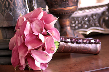 Calla lillies, table, pink, bouquet, beautiful, flowers, leather, lillies HD wallpaper