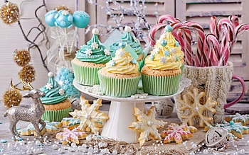 Christmas sweets, blue, sweet, craciun, dessert, food, candy, snowflakes, yellow, christmas, red, cream, cookies HD wallpaper