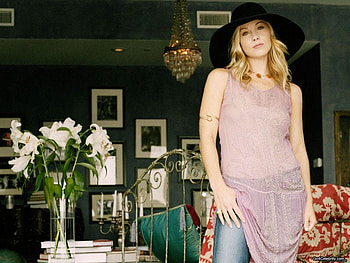 Christina Applegate, blond hair, flowers, actress, black hat, jeans, female HD wallpaper
