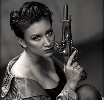TODAY IS PAYDAY ;), graphy, bw, gun, woman, coolness HD wallpaper