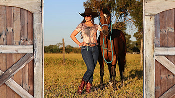 Barn Door, horses, brunettes, hats, cowgirls, barn, boots HD wallpaper