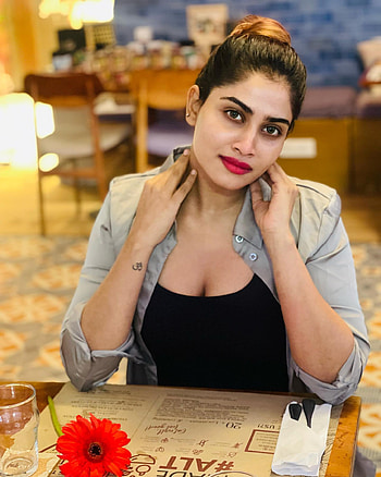 Shivani Narayanan HD phone wallpaper