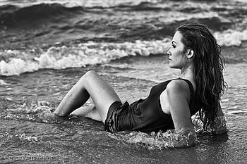 SHOOTING, sea, graphy, body, bw, relax, woman, beauty, beach HD wallpaper
