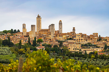 San Gimignano travel guide, Tuscan city, Medieval architecture, Historical landmarks HD wallpaper