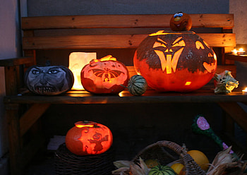 halloween pumpkins3, pumpkins, leaves, lights, red, hallowen, lantern HD wallpaper