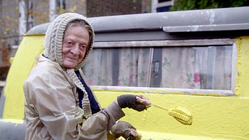 The Lady in the Van, Maggie Smith triumph, Heartwarming film, Jacob Burns Film Center HD wallpaper