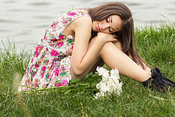 Bouquet of Flowers, bouquet, women, grass, beauty, ocean HD wallpaper