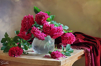 Still life, table, bouquet, roses, vase, beautiful, nice, fragrance, tender, leaves, delicate, pretty, petals, flowers, scent, lovely HD wallpaper
