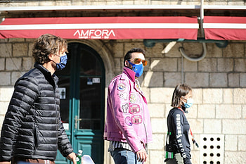 The Unbearable Weight of Massive Talent, Pedro Pascal on set, Dubrovnik Croatia, Pedro winter jackets HD wallpaper