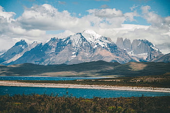 Scenic landscape of Torres del Paine mountains and lake in Chilean Patagonia. HD wallpaper
