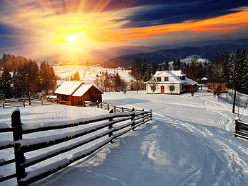 Winter village, landscape, peaceful, houses, sunset, village, rays, winter, beautiful, mountain, snow, fence HD wallpaper