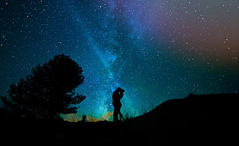 Couple, romantic night, silhouette, starry sky HD wallpaper