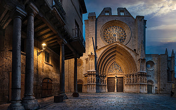 Cathedral in Tarragona, Catalonia, dusk, church, cathedral, lantern, Catalonia, Spain HD wallpaper