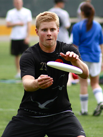 Ultimate frisbee , sport , Dynamic frisbee action, Flying disc frenzy HD phone wallpaper