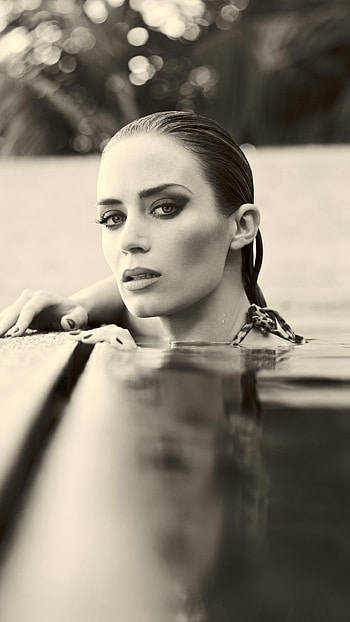 Emily Blunt HD phone wallpaper