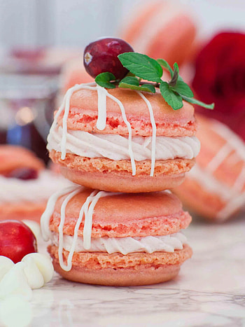 Cranberry and white chocolate, Macarons HD phone wallpaper