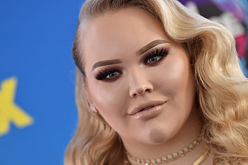 NikkieTutorials, Shutting down, Misgender, Funny HD wallpaper