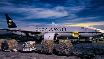 Saudi Arabian Airlines Travels, Air travel convenience, Exquisite service, World-class hospitality HD wallpaper