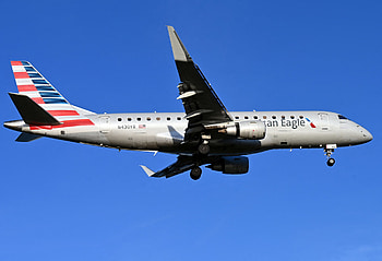 American Eagle Airlines, Emergency landing, Windshield breaks, Mid-flight HD wallpaper