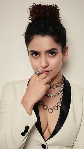Saniya Malhotra, bollywood actress, cleavage HD phone wallpaper