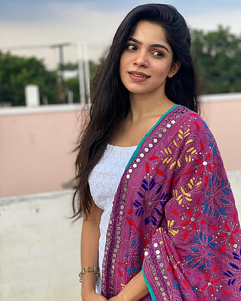 Divya bharathi, sky, hair HD phone wallpaper