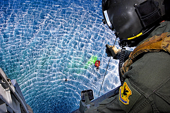 Rescue Helicopter in Action, waves, drowning person, rescue, helemt, water, rescuer HD wallpaper