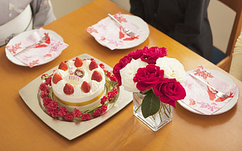 Food at the table, table, strawberry, fork, plate, flower, food, cake HD wallpaper
