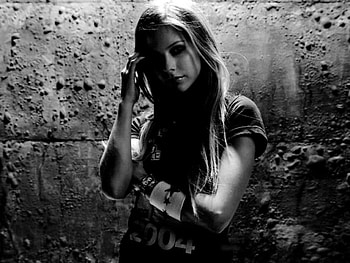 avril, style, pose, model, tshirt HD wallpaper