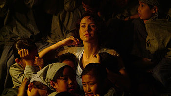 The Painted Veil, Emotional journey, Memorable backdrops, Love amidst chaos HD wallpaper