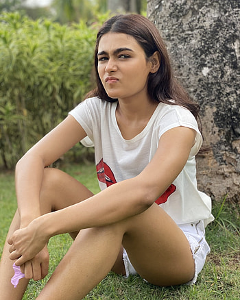 Shalini pandey, eye, lip HD phone wallpaper