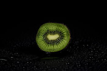 Kiwifruit, half cut, close up HD wallpaper
