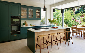 stylish kitchen interior design, green furniture in the kitchen, modern interior, kitchen, green kitchen furniture, Italian style, idea for the kitchen HD wallpaper