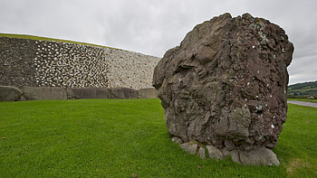 Newgrange, County Meath, Travel guide, Explore Ireland HD wallpaper