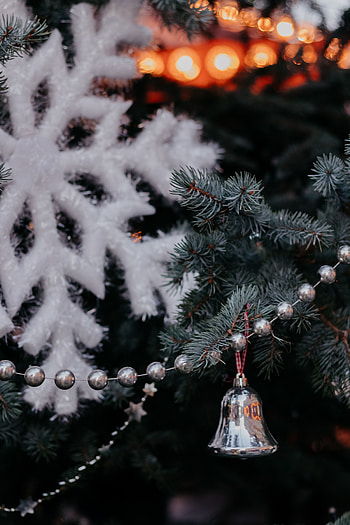 Holidays, New Year, Christmas, Christmas Tree, Garland, Decoration, Bell HD phone wallpaper