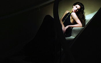 liv tyler seating on stairs, models, stairs, tyler, liv HD wallpaper