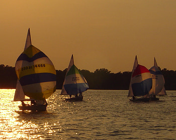 Losing The Light, sailboats, sails, dusk, ocean HD wallpaper