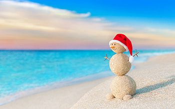 Sandman?, winter, sea, blue, sand, beach, summer, snowman, red, iarna, funny, water, hat, santa, vara HD wallpaper