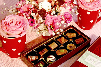SWEET VALENTINE, sweet, chocolate, gift, love HD wallpaper