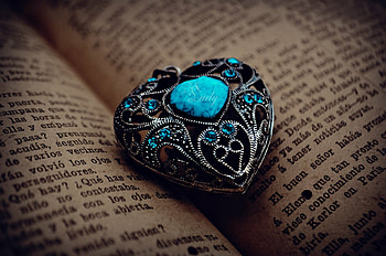 Sparkling diamonds, Glamorous jewelry, High-quality craftsmanship, Statement pieces HD wallpaper